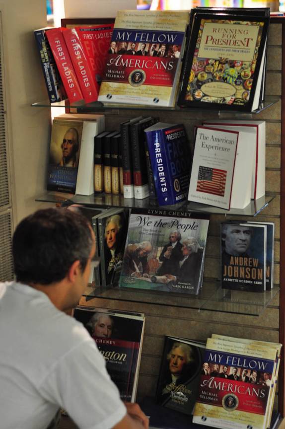 Vários livros sobre as histórias dos presidentes americanos, na loja do parque 'Natural Bridge', na Virginia, nos Estados Unidos